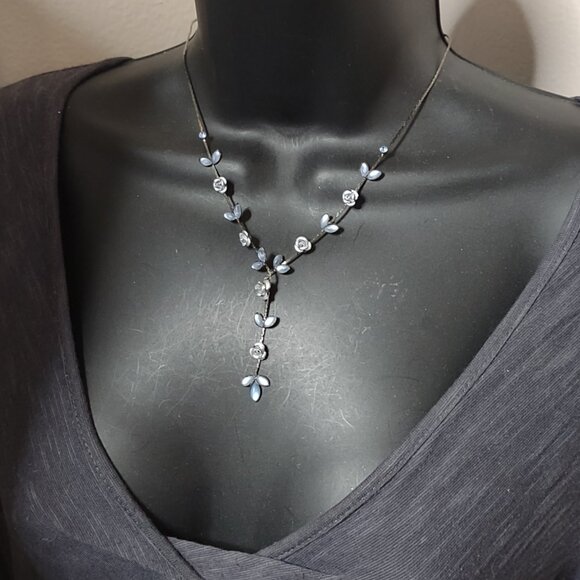 19 Inch Pretty Blue Flower Necklace - Picture 5 of 8